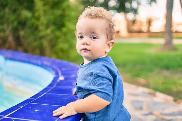 Leuk Gelukkig Jongetje Dat Plezier Heeft Het Park Een Zonnige — Stockfoto