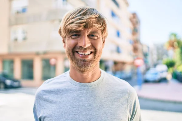 Genç Rlandalı Adam Gülümsüyor Şehrin Caddesinde Mutlu Bir Şekilde Yürüyor — Stok fotoğraf
