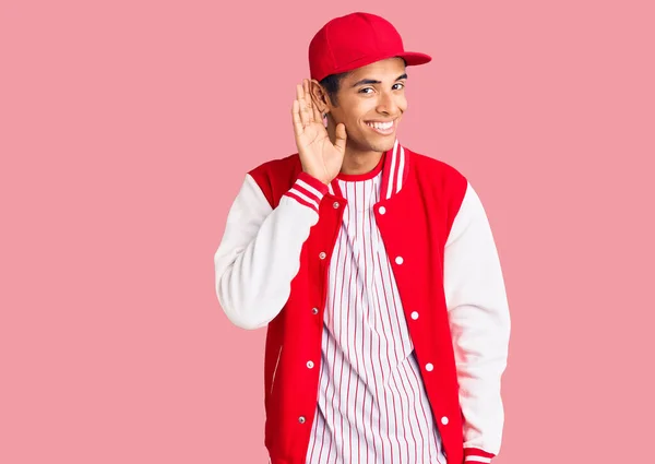 Jovem Afro Americano Vestindo Uniforme Beisebol Sorrindo Com Mão Sobre — Fotografia de Stock