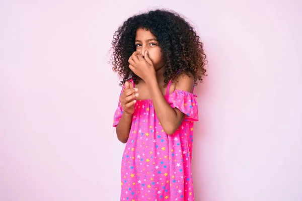 Afroamerikanisches Kind Mit Lockigem Haar Lässigem Kleid Das Etwas Stinkendes — Stockfoto