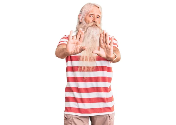 Staruszek Siwymi Włosami Długą Brodą Pasiastej Koszuli Odsuwa Dłonie Pokazując — Zdjęcie stockowe