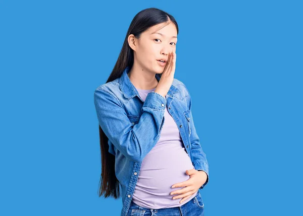 Mladý Krásný Číňan Žena Těhotná Očekává Dítě Ruku Ústech Vyprávění — Stock fotografie
