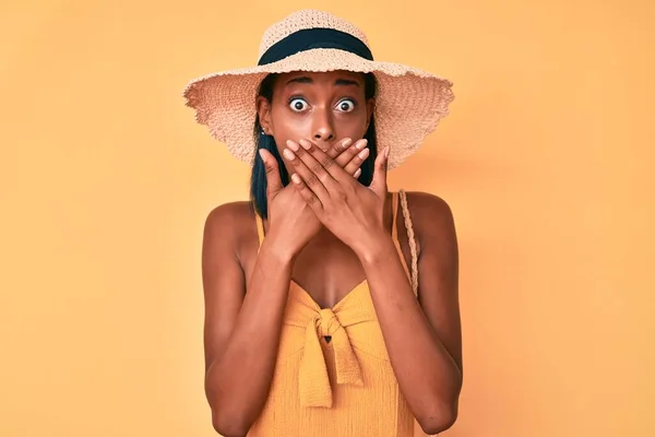 Joven Mujer Afroamericana Con Sombrero Verano Sorprendió Cubriendo Boca Con —  Fotos de Stock
