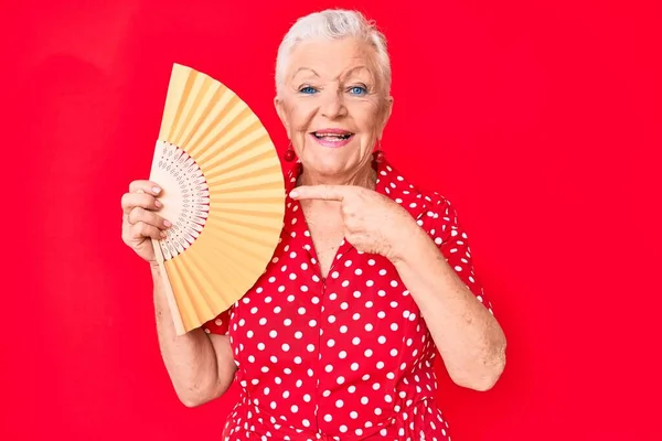 Senior Bella Donna Con Gli Occhi Blu Capelli Grigi Sventolando — Foto Stock