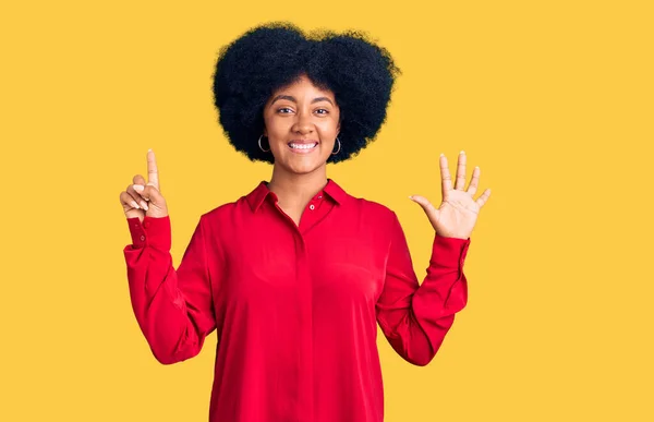 Jovem Afro Americana Vestindo Roupas Casuais Mostrando Apontando Para Cima — Fotografia de Stock