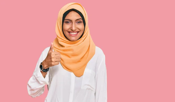 Mladá Brunetka Žena Sobě Tradiční Islámský Hidžáb Šátek Úsměvem Šťastný — Stock fotografie