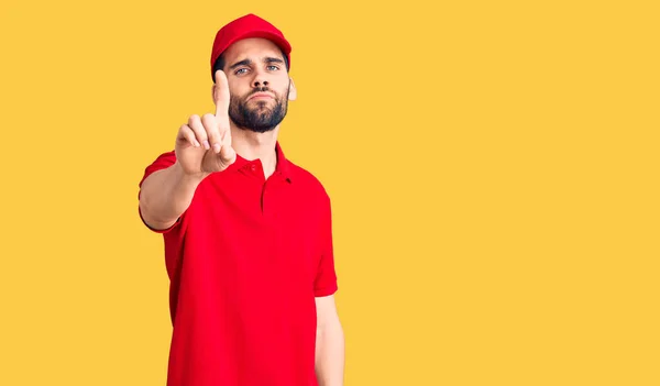 Homem Bonito Jovem Com Barba Vestindo Uniforme Entrega Apontando Com — Fotografia de Stock