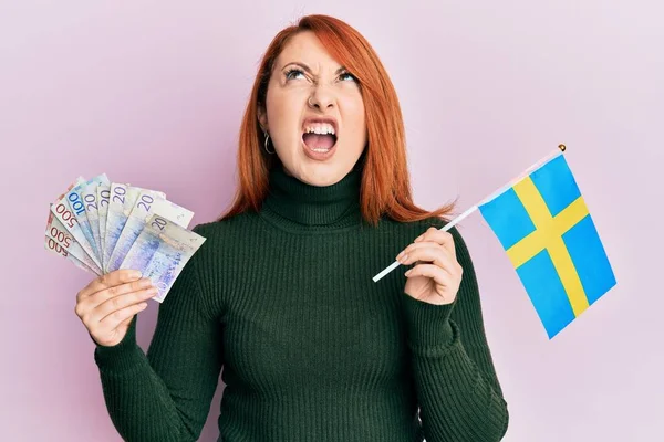 Mooie Roodharige Vrouw Met Zweedse Kroon Bankbiljetten Zweedse Vlag Boos — Stockfoto