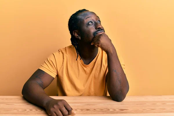 Bonito Jovem Negro Vestindo Roupas Casuais Sentado Mesa Com Mão — Fotografia de Stock