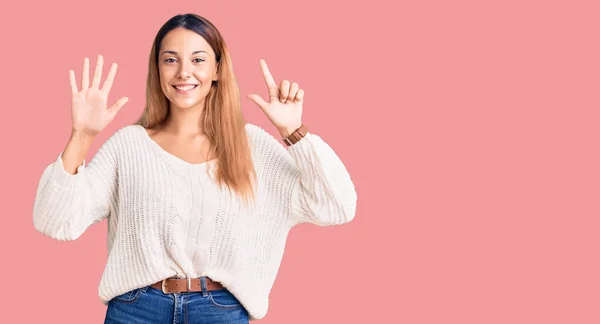 Mooie Jonge Vrouw Dragen Casual Kleding Tonen Wijzen Met Vingers — Stockfoto