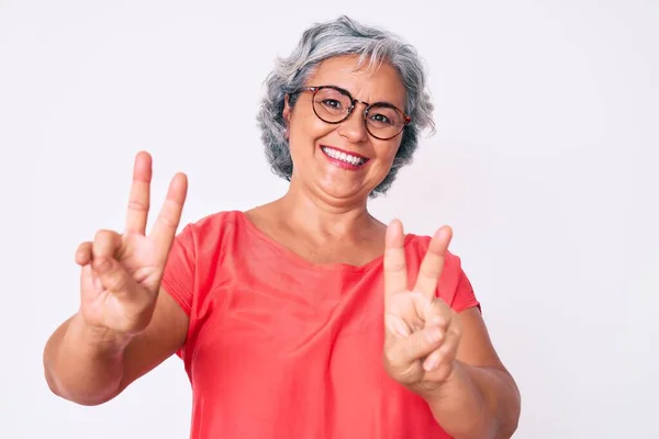 Senior Latino Grijsharige Vrouw Met Casual Kleding Een Bril Glimlachend — Stockfoto