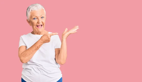 Senior Hermosa Mujer Con Ojos Azules Pelo Gris Con Camiseta —  Fotos de Stock