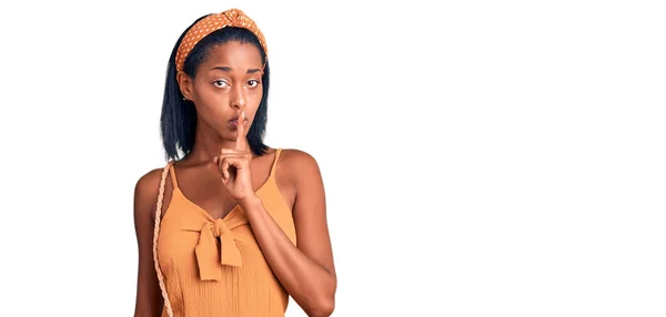 Young African American Woman Wearing Summer Outfit Asking Quiet Finger — Stock Photo, Image