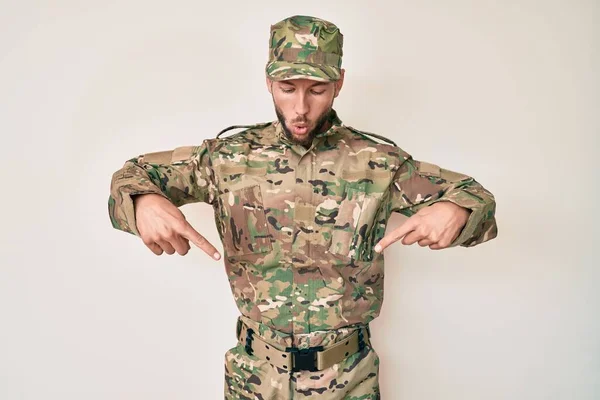 Młody Mężczyzna Rasy Kaukaskiej Mundurze Armii Kamuflażowej Skierowanym Dół Palcami — Zdjęcie stockowe
