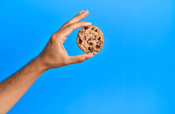 Hombre Manos Sosteniendo Galleta Con Chocolate Sobre Fondo Azul Espacio — Foto de Stock