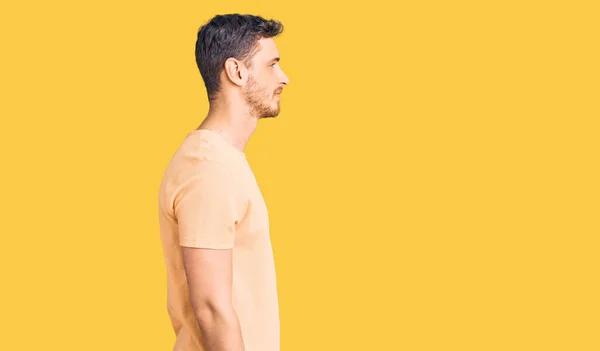 Hombre Joven Guapo Con Oso Con Camiseta Amarilla Casual Mirando — Foto de Stock