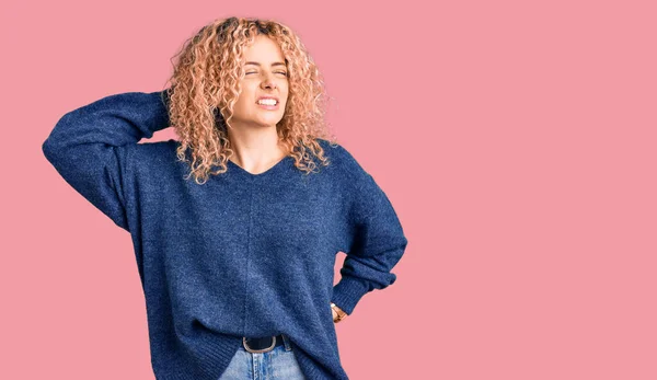 Young Blonde Woman Curly Hair Wearing Casual Winter Sweater Suffering — Stock Photo, Image