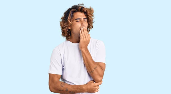 Jovem Hispânico Vestindo Camisa Branca Casual Entediado Bocejo Cansado Cobrindo — Fotografia de Stock