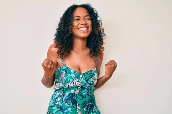 Ung Afrikansk Amerikansk Kvinna Bär Casual Kläder Glada För Framgång — Stockfoto