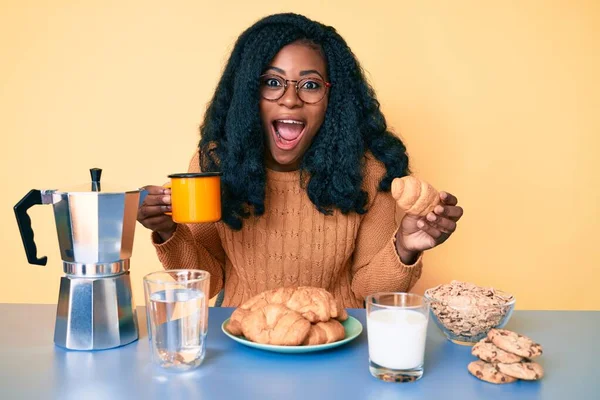 Jeune Femme Afro Américaine Mangeant Petit Déjeuner Tenant Croissant Célébrant — Photo