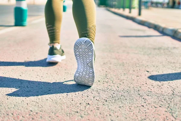 Deportiva Con Ropa Deportiva Corriendo Por Ciudad — Foto de Stock