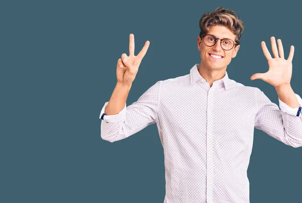 Joven Hombre Guapo Con Ropa Negocios Gafas Que Muestran Señalan — Foto de Stock