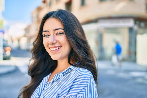 Joven Empresaria Hispana Sonriendo Feliz Caminando Por Ciudad — Foto de Stock