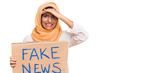 Junge Brünette Arabische Frau Mit Fake News Banner Gestresst Und — Stockfoto