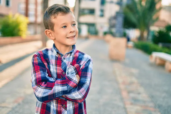 Rozkošný Kavkazský Chlapec Zkříženýma Rukama Šťastně Usmívá Když Stojí Městě — Stock fotografie