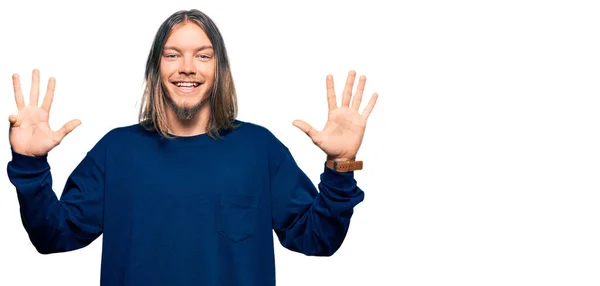 Hombre Caucásico Guapo Con Pelo Largo Usando Suéter Invierno Casual —  Fotos de Stock