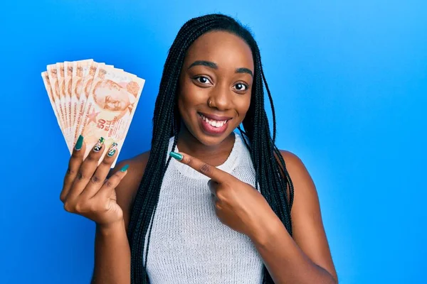 Joven Mujer Afroamericana Sosteniendo Billetes Liras Turcas Sonriendo Feliz Señalando — Foto de Stock
