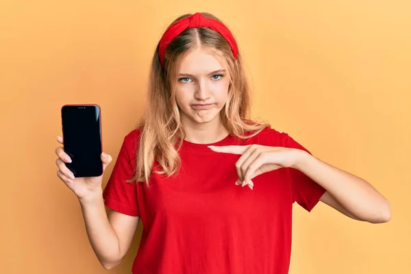 Beautiful Young Caucasian Girl Holding Smartphone Showing Screen Skeptic Nervous — Stock Photo, Image