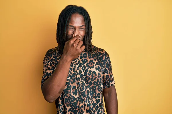 Homem Afro Americano Com Tranças Usar Camisola Leopardo Cheirar Algo — Fotografia de Stock