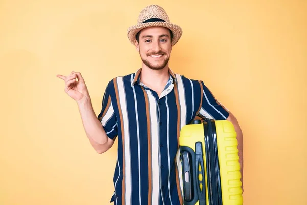 Jonge Knappe Man Draagt Zomerhoed Met Huttas Glimlachend Vrolijk Wijzend — Stockfoto