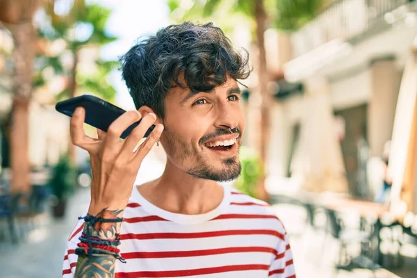 Genç Spanyol Adam Mutlu Gülümsüyor Şehrin Caddesinde Akıllı Telefonda Konuşuyor — Stok fotoğraf