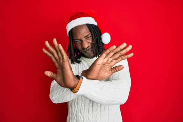 Africano Americano Com Tranças Vestindo Chapéu Natal Expressão Rejeição Cruzando — Fotografia de Stock