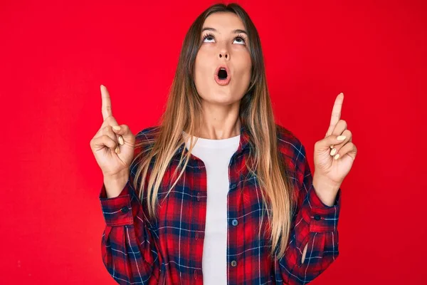 Mulher Branca Bonita Vestindo Roupas Casuais Espantado Surpreso Olhando Para — Fotografia de Stock