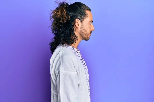 Pemuda Tampan Dengan Rambut Panjang Mengenakan Bohemian Dan Kemeja Hippie — Stok Foto