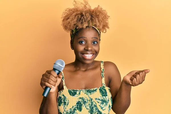 Ung Afrikansk Kvinna Med Afro Hår Sång Låt Med Mikrofon — Stockfoto