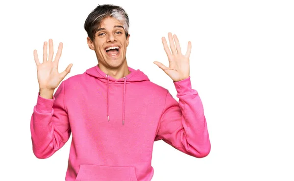 Junger Hispanischer Mann Lässigem Rosa Sweatshirt Zeigt Und Zeigt Mit — Stockfoto