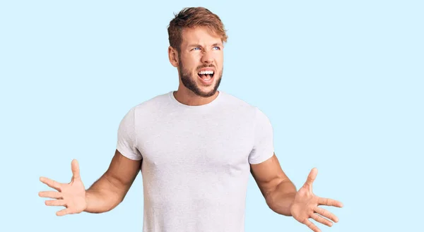 Jonge Blanke Man Draagt Casual Witte Tshirt Gek Gek Schreeuwen — Stockfoto