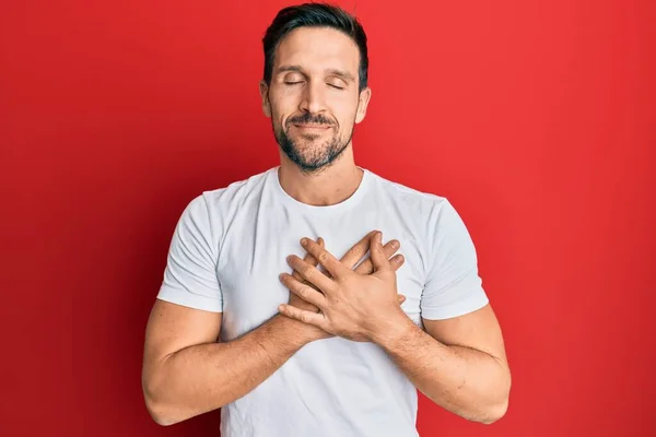 Junger Gutaussehender Mann Lässigem Weißem Shirt Mit Lächelnden Händen Auf — Stockfoto