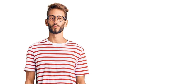 Bello Uomo Biondo Con Barba Indossa Abiti Casual Occhiali Guardando — Foto Stock