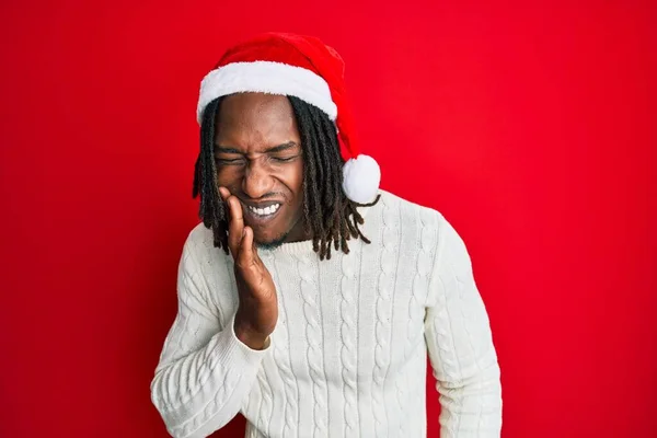 Homem Afro Americano Com Tranças Usando Chapéu Natal Tocando Boca — Fotografia de Stock