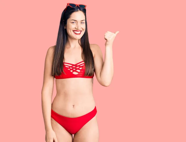 Joven Hermosa Mujer Caucásica Vistiendo Bikini Sonriendo Con Cara Feliz — Foto de Stock
