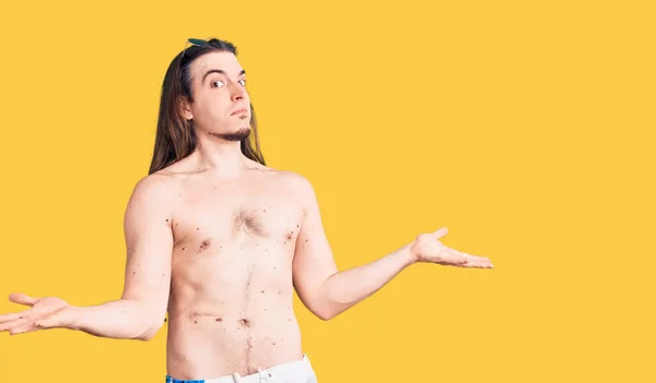 Młody Dorosły Mężczyzna Długimi Włosami Strojach Kąpielowych Bez Koszuli Bez — Zdjęcie stockowe