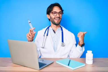 Klinikteki yakışıklı İspanyol doktor elinde şırıngayla baş parmağıyla ağzını açıp gülümsüyor. 