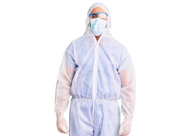 Doktor korumalı koronavirüs üniforması giyen genç İspanyol bir adam ve yüzünde mutlu ve havalı bir gülümsemeyle tıbbi maske. şanslı kişi. 