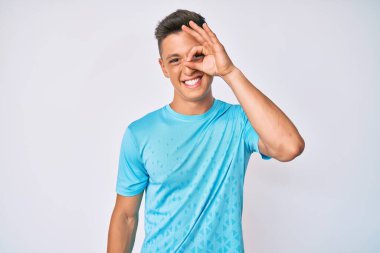 Gündelik giysiler giyen genç İspanyol çocuk gülümsüyor. Mutluluktan gülümsüyor. 