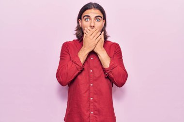 İş kıyafetleri giyen genç bir adam ağzı yanlışlıkla ellerle kapatırken şok oldu. gizli kavram. 